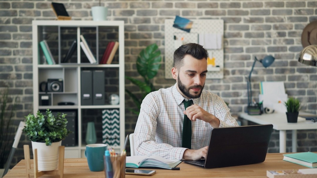 jovem em frente do computador