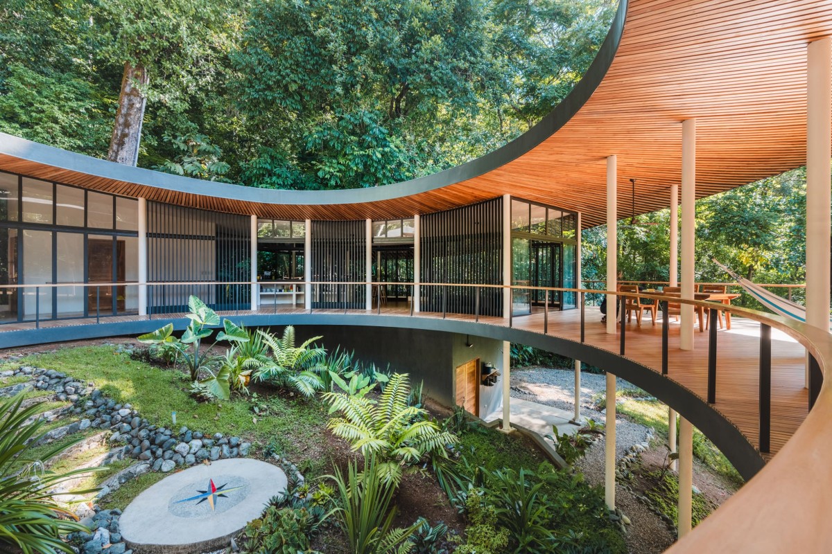 Tres conjuntos forman los espacios habitables los cuales están revestidos con cristal y pantallas de listones.