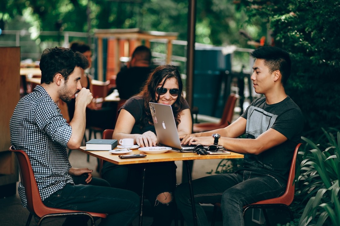 jovens em frente do computador