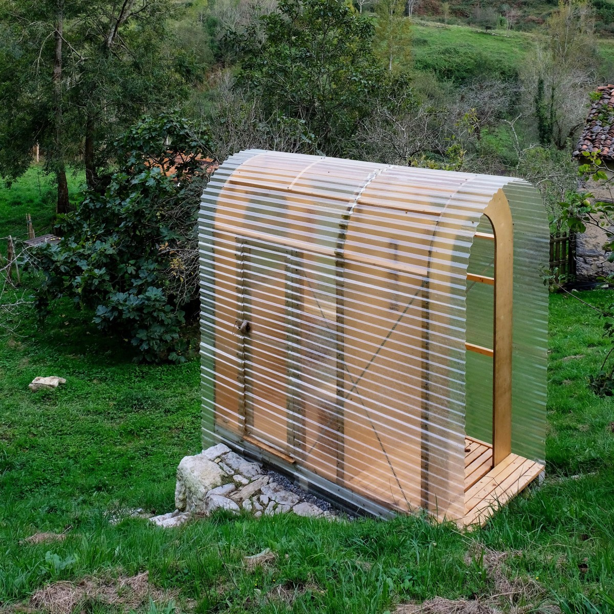 A casa de banho assemelha-se a uma obra de arte contemporânea com uma estética futurista.