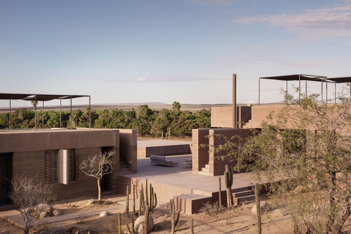 El proyecto lo conforman varios espacios realizados mediante tierra apisonada con un deseo profundo de diálogo con el entorno.