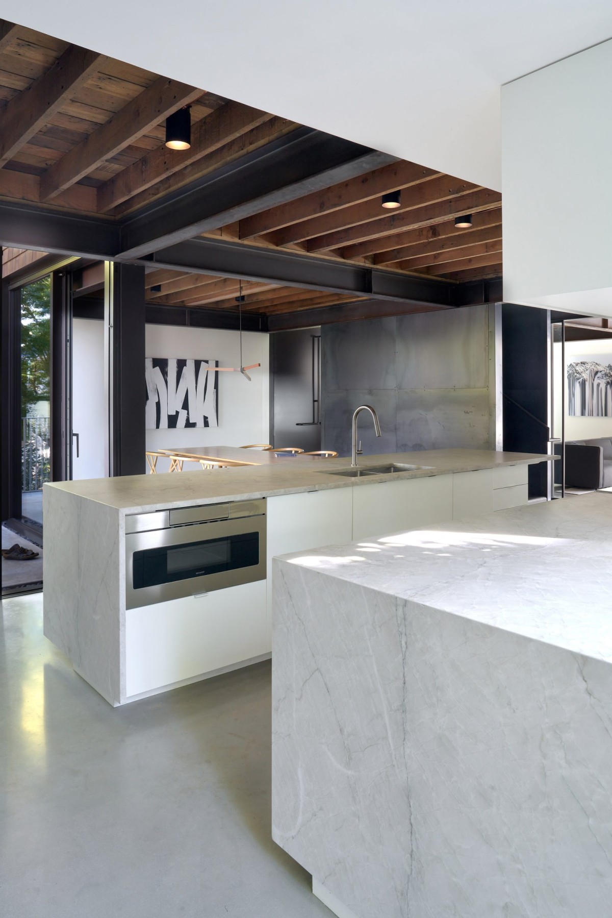 El diseño propuesto se centró en mantener el alma, la forma y las escaleras interiores de la casa original, combinado en un espacio moderno.