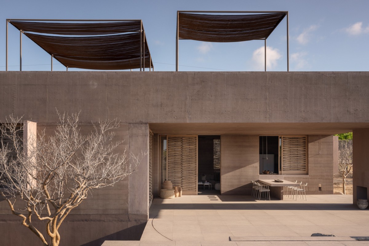 La residencia principal y dos casas de huéspedes se escalonan para adaptarse a la suave pendiente del terreno y garantizar la privacidad de los huéspedes.