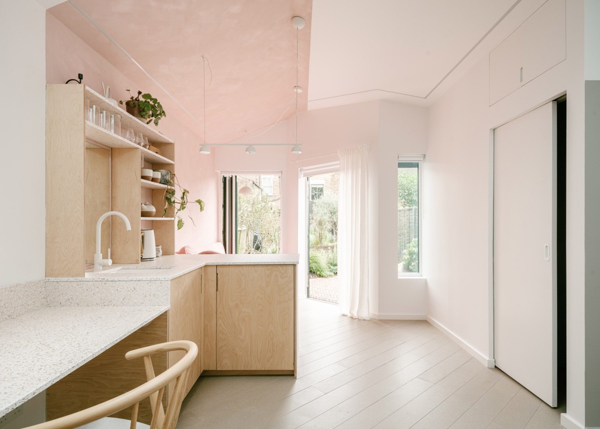 Na parte da frente encontra-se uma kitchenette, um banco e o acesso a uma pequena casa de banho.