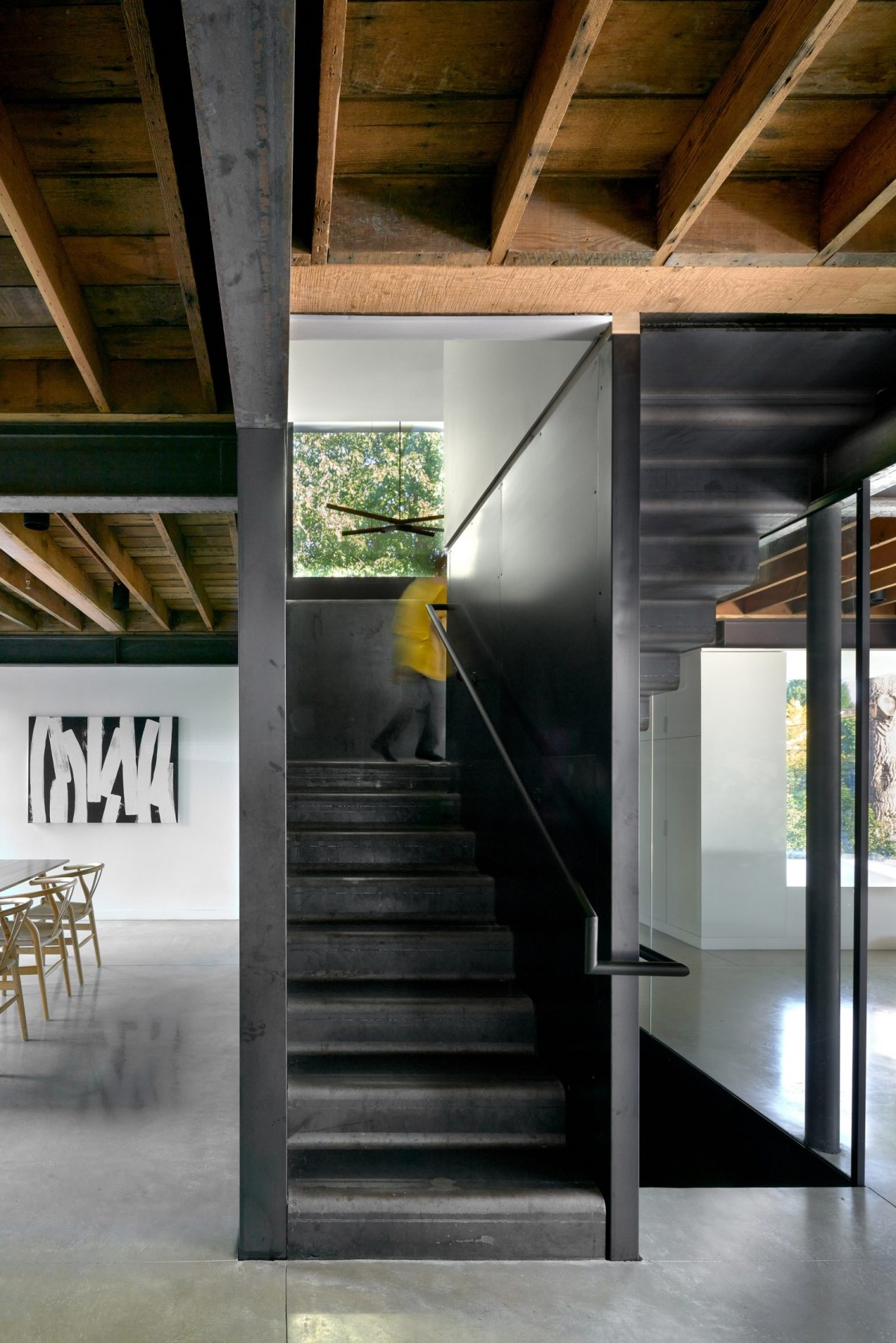De entre todos los elementos originales se debe destacar la escalera y sus muros de cerramiento, de acero laminado en caliente.