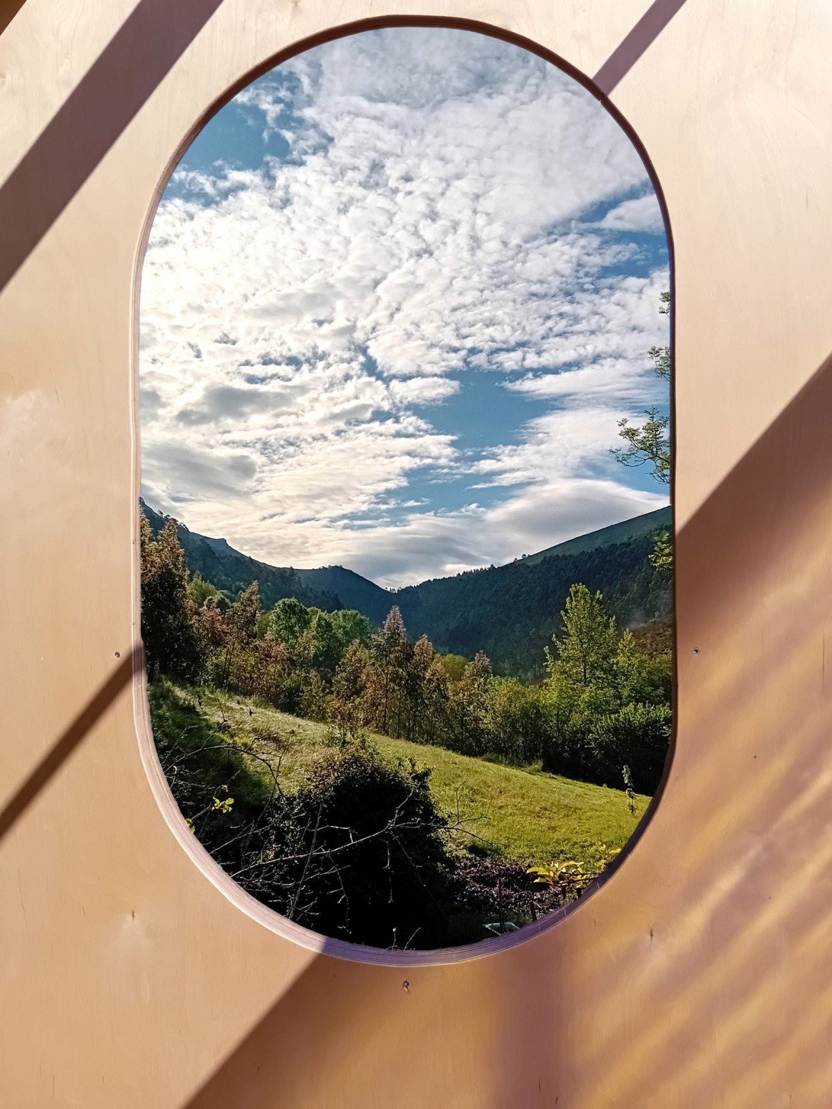 A sanita, de compostagem, conta com vista aberta para o vale através de uma janela tipo pórtico.