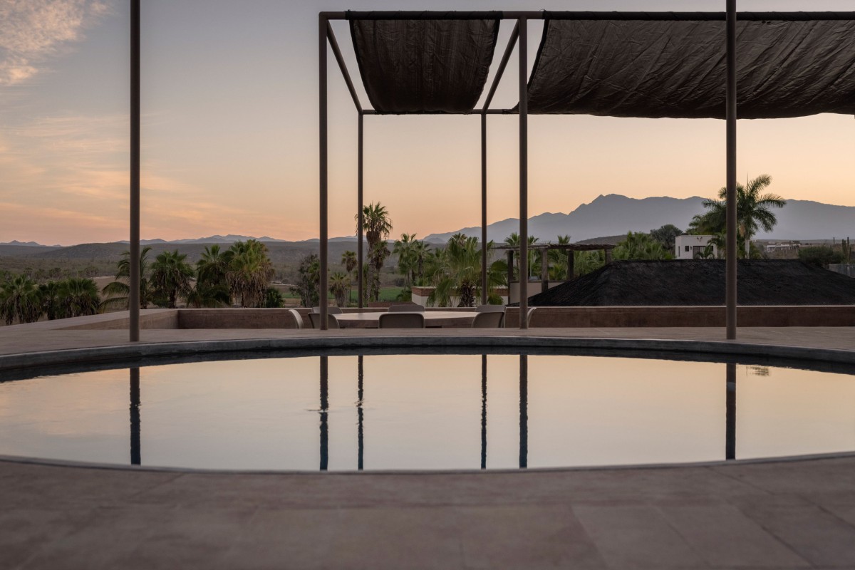 En las azoteas se despliega una terraza equipada con estructuras ligeras de sombra y, en uno de los casos, una piscina circular.