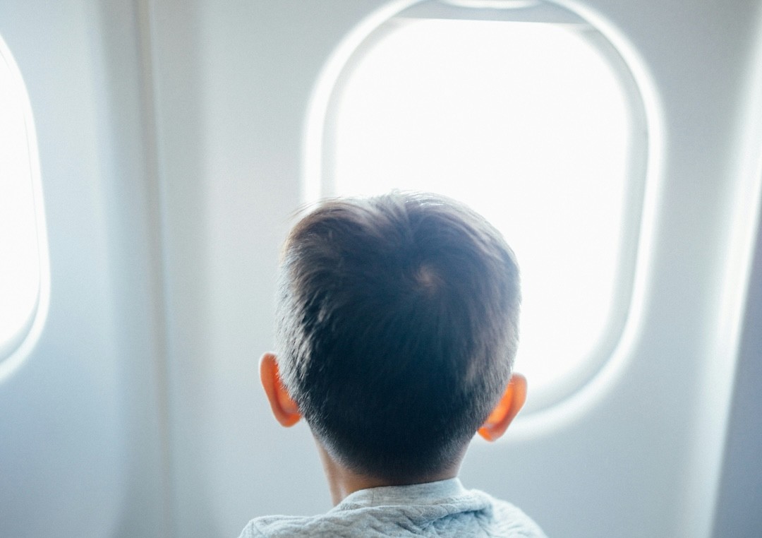 criança dentro de um avião