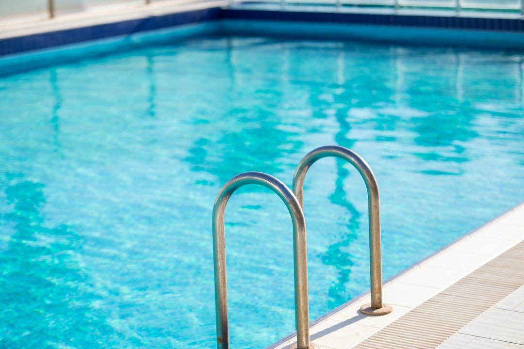 escadas de uma piscina