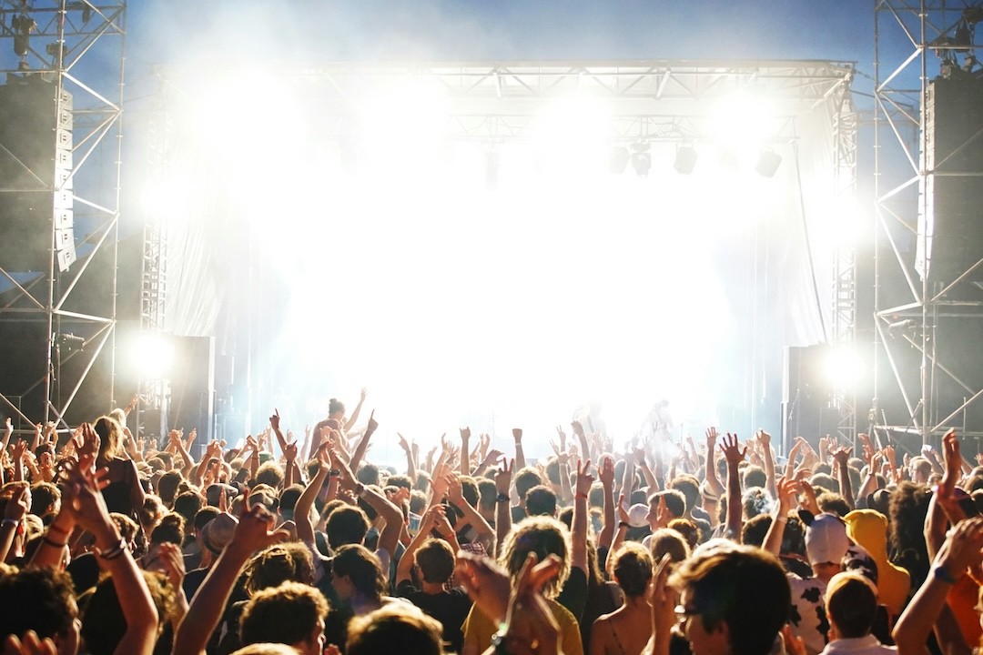 festival de música cheio de pessoas