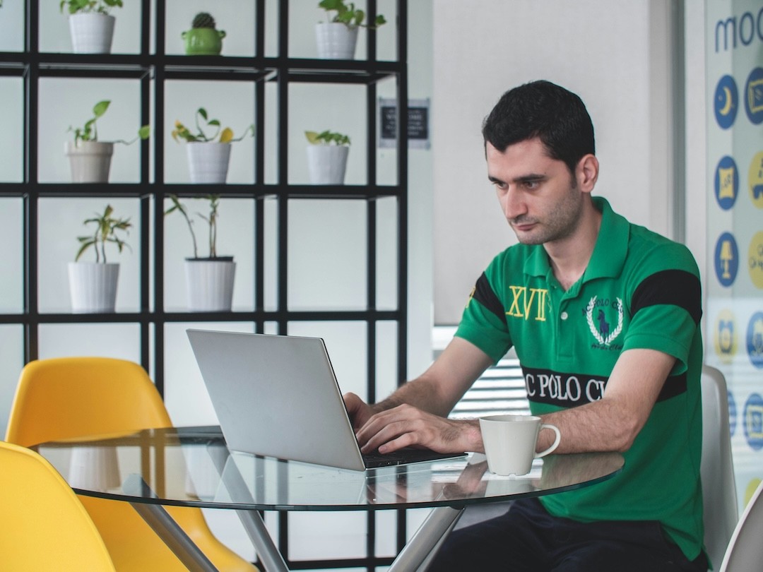 jovem em frente do computador