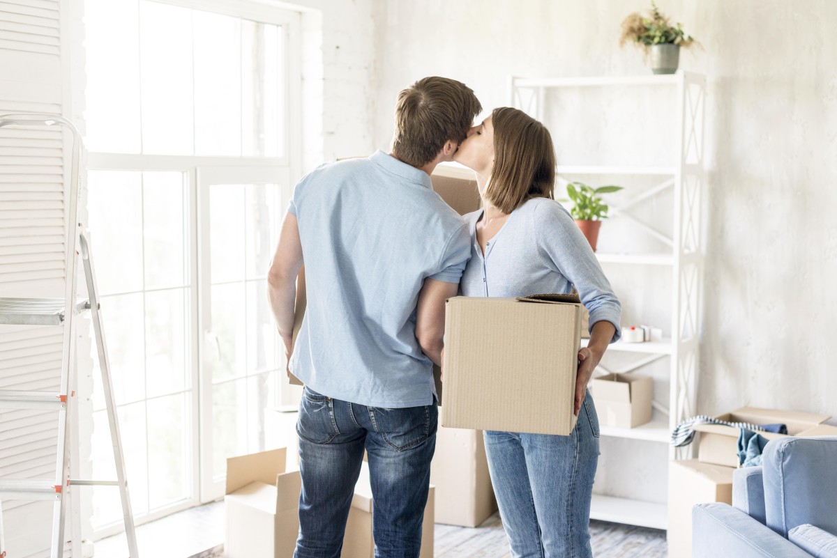 Casal na sua casa nova