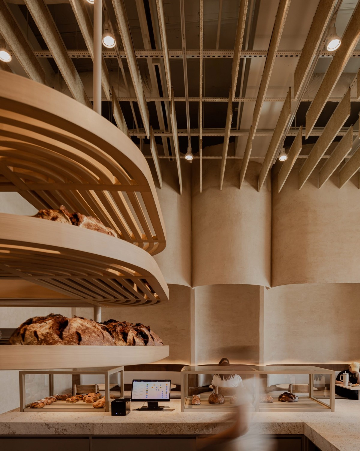 O pão ocupa um lugar central no espaço, e a iluminação foi pensada intencionalmente para destacar a sua importância.