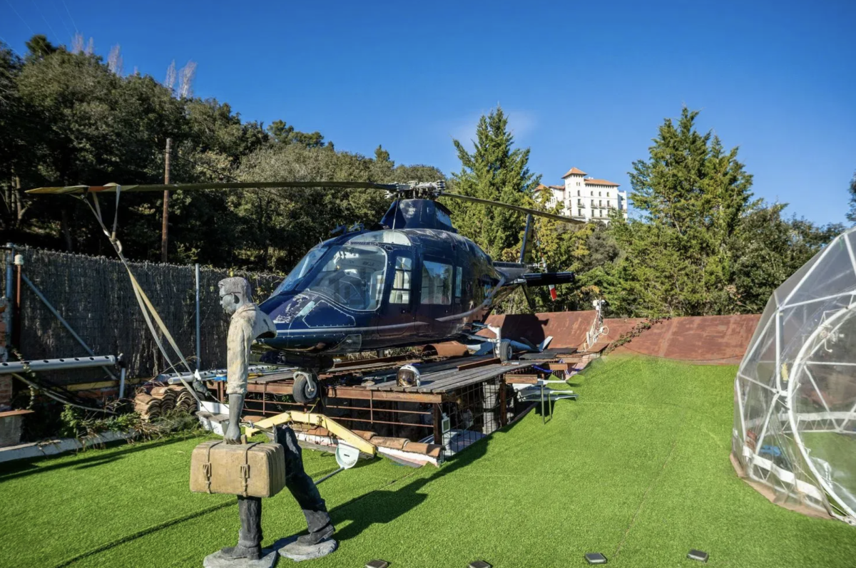 Barcelona tiene nueva casa viral: está en venta por 1,1 millones y tiene un helicóptero aparcado en su jardín