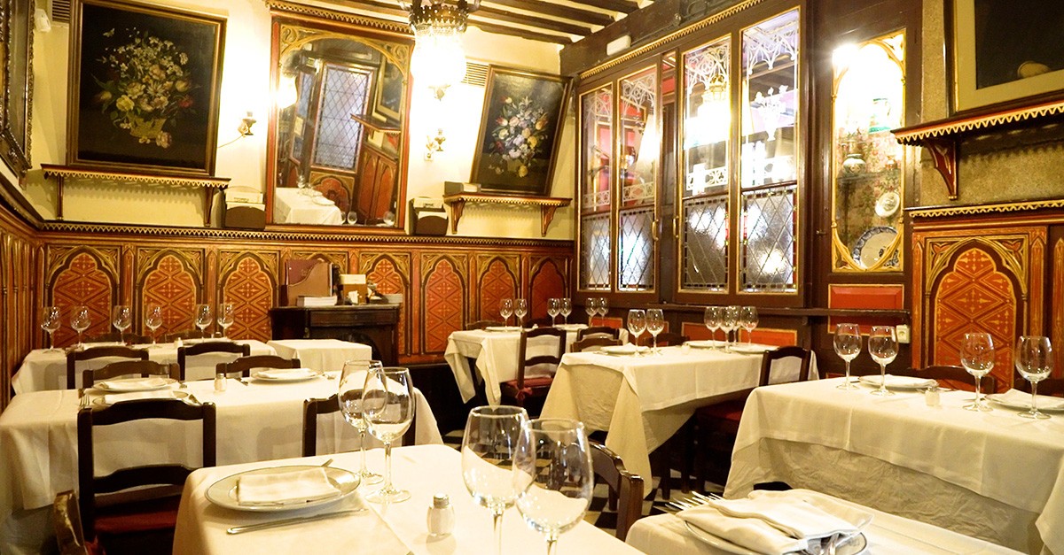 Sala de jantar ao nível da rua do restaurante