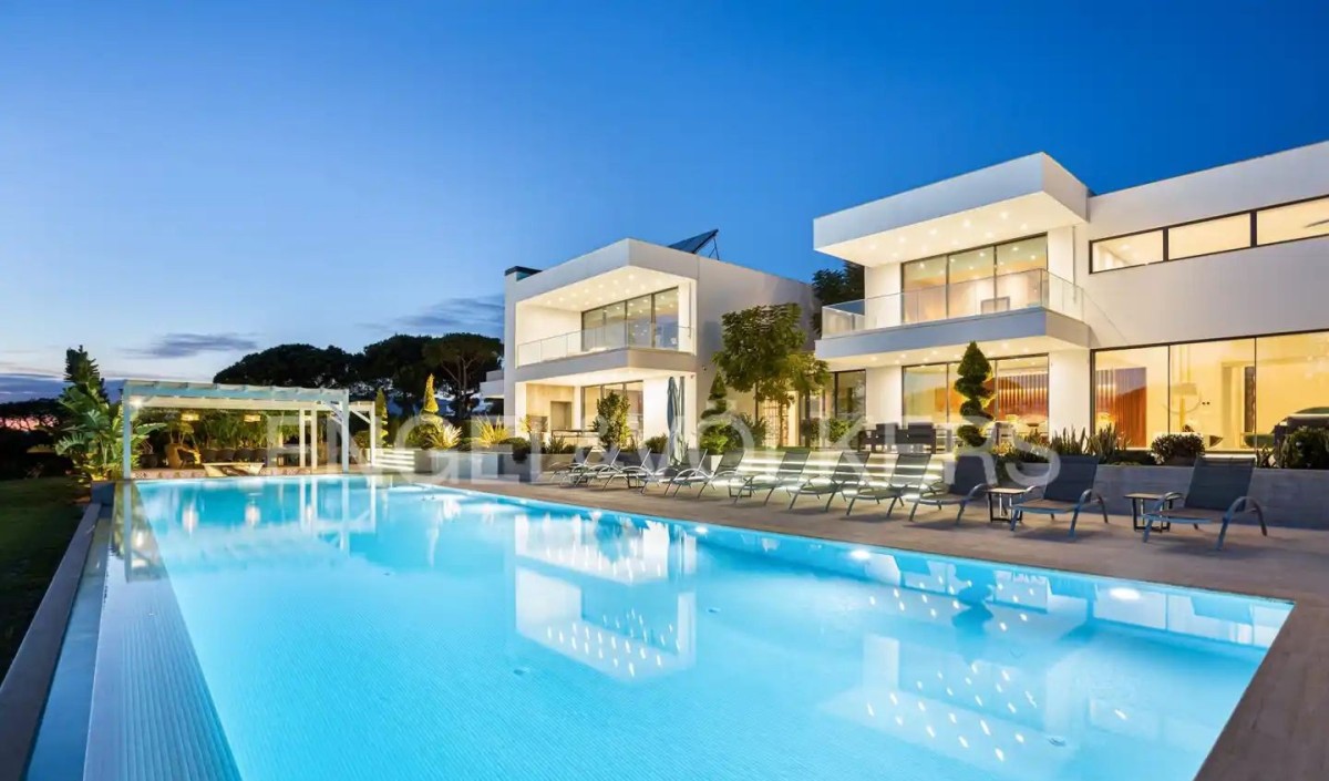 Contemporary eight-bedroom luxury villa in Vilamoura