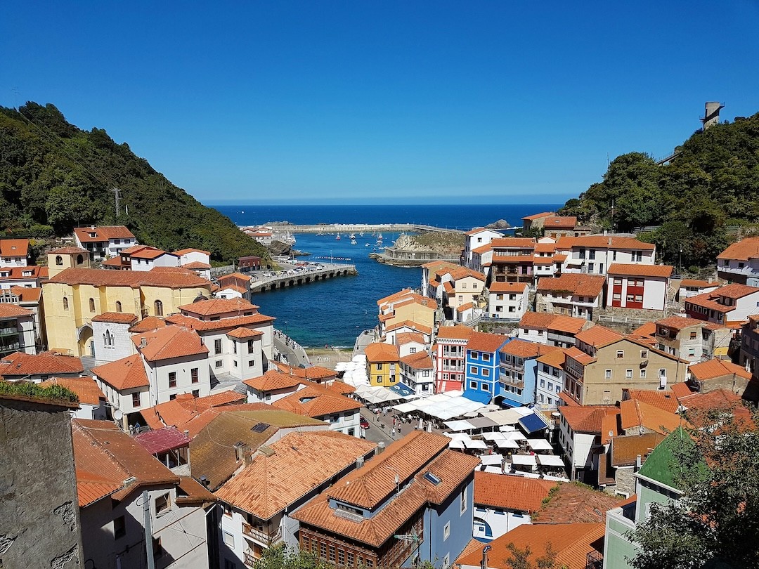 Plaza Comercio em Cudillero nas Astúrias