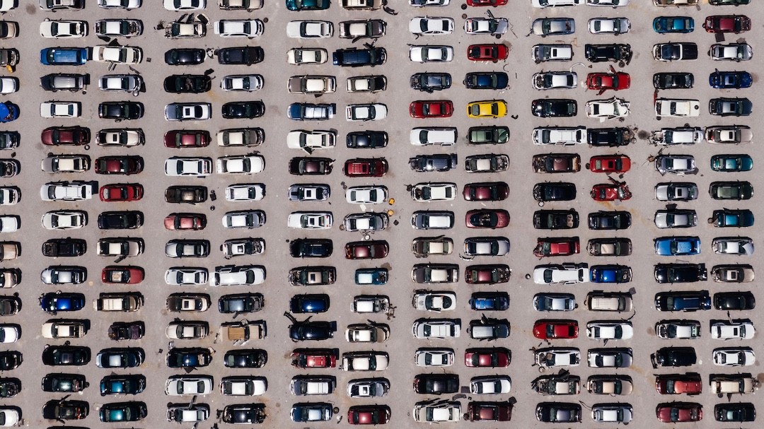 carros parados no trânsito