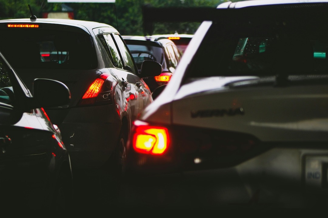 traseira de automóveis no trânsito
