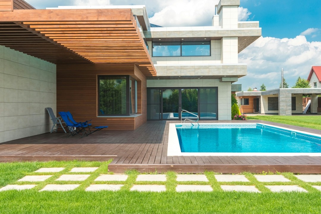 casa com piscina e deck em redor