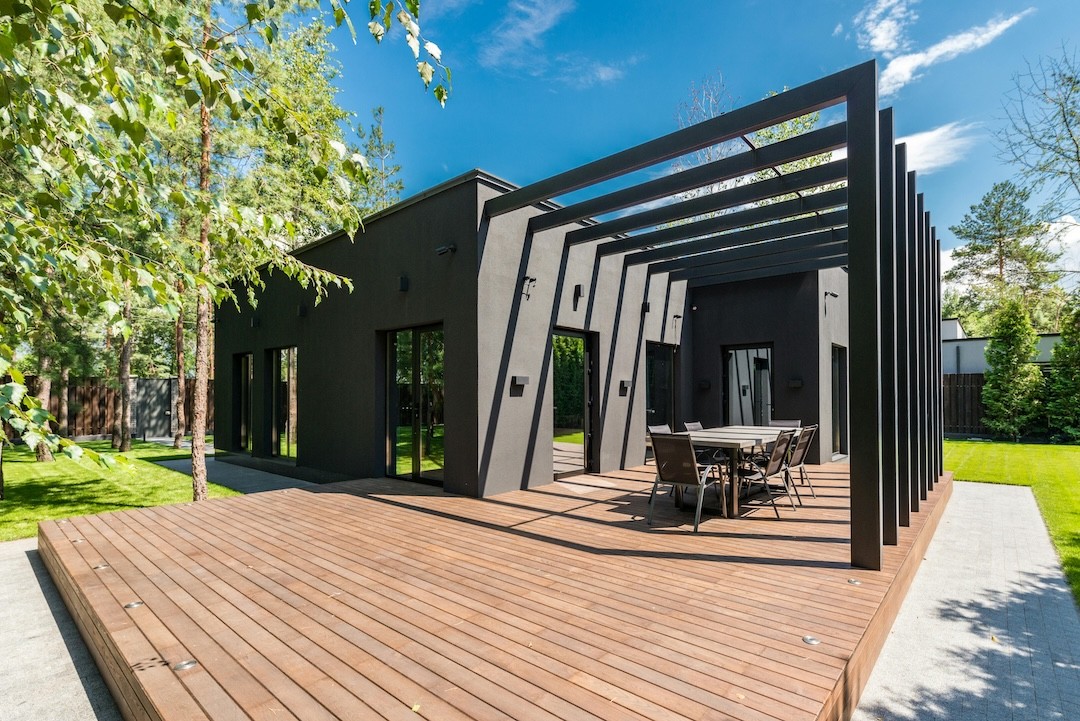 deck de madeira em exterior com jardim