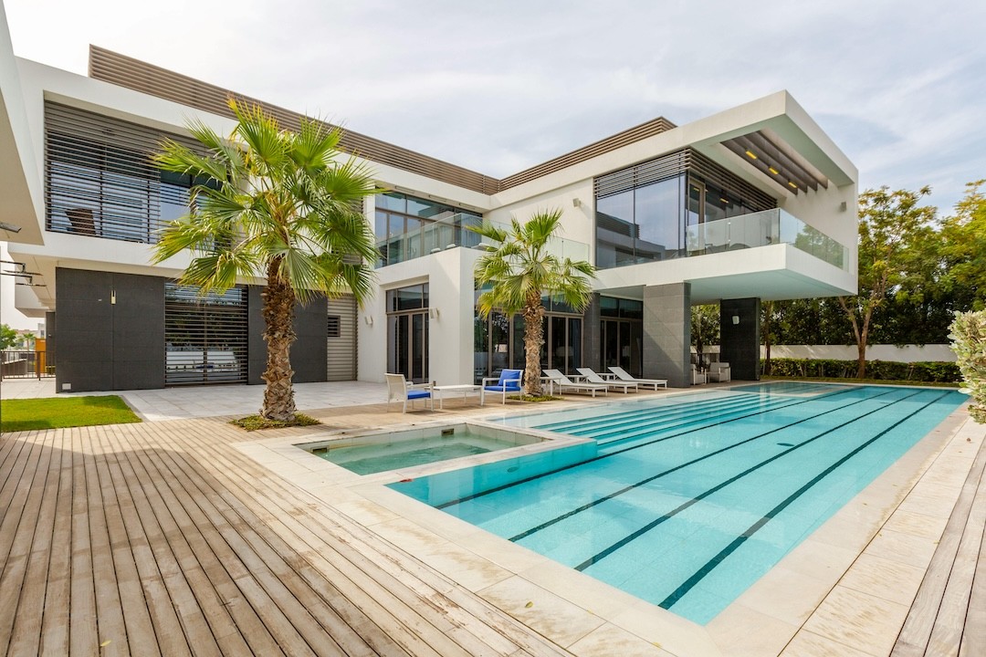 deck de madeira junto a piscina