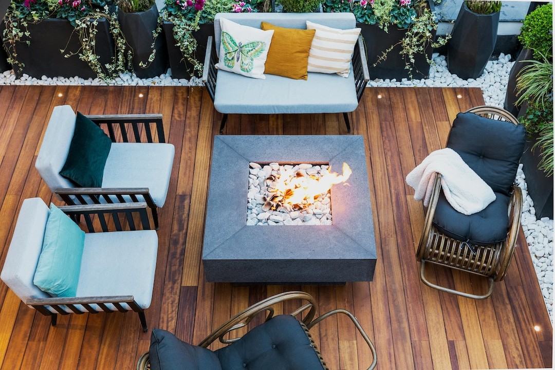 exterior com cadeiras e mesa sobre deck de madeira