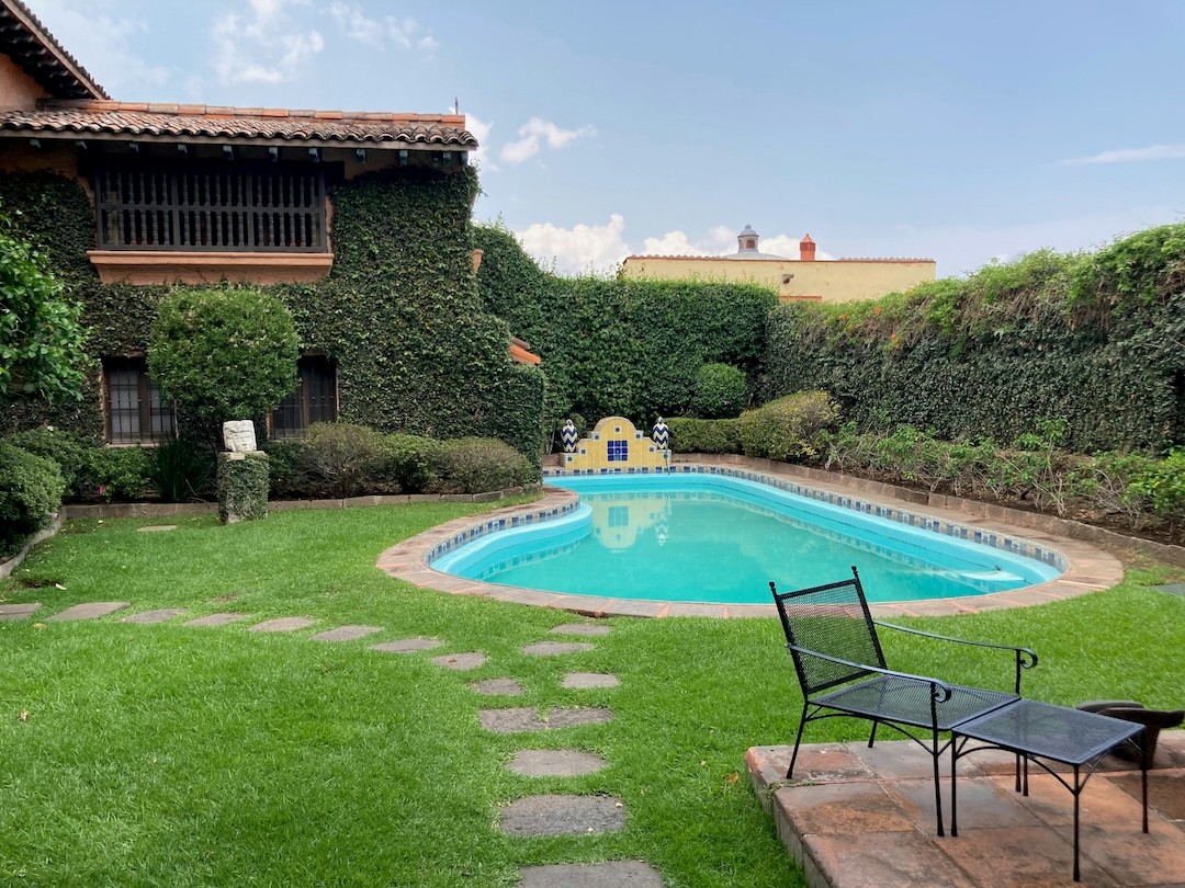 casa com piscina na natureza