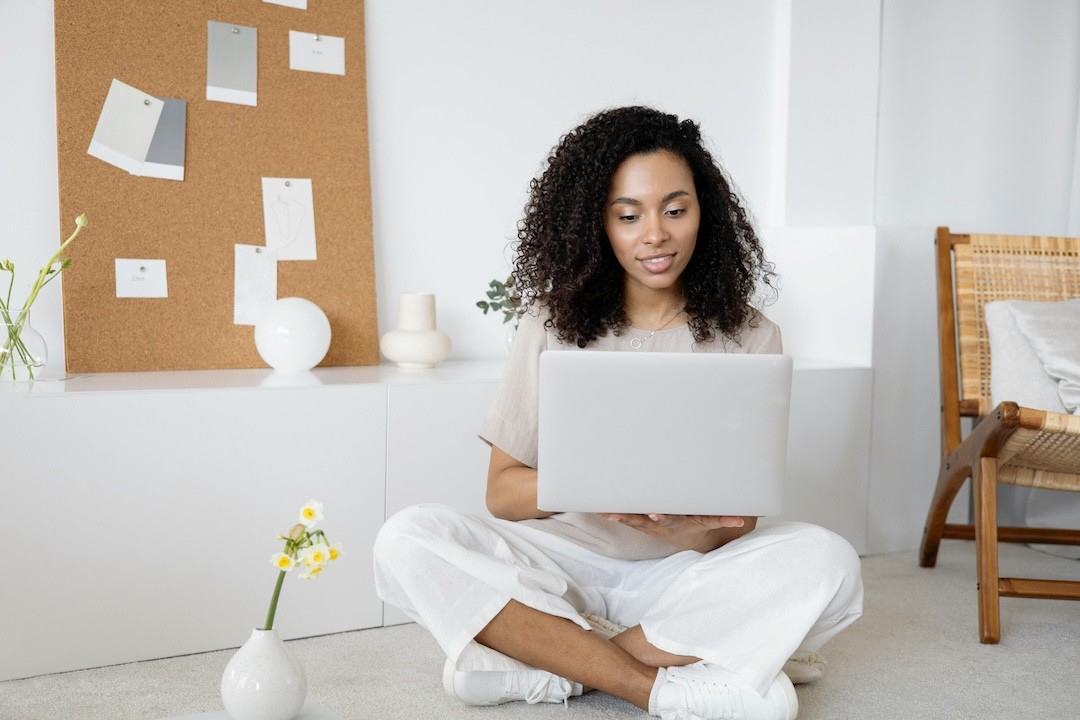jovem a utilizador o computador 