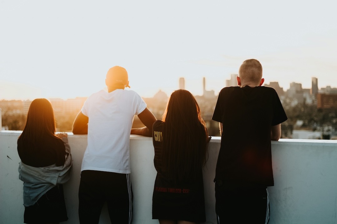 Quatro jovens de costas