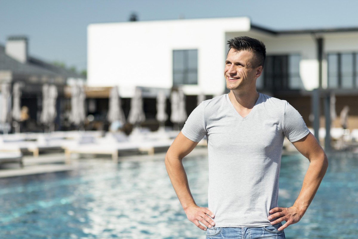 homem em frente à piscina