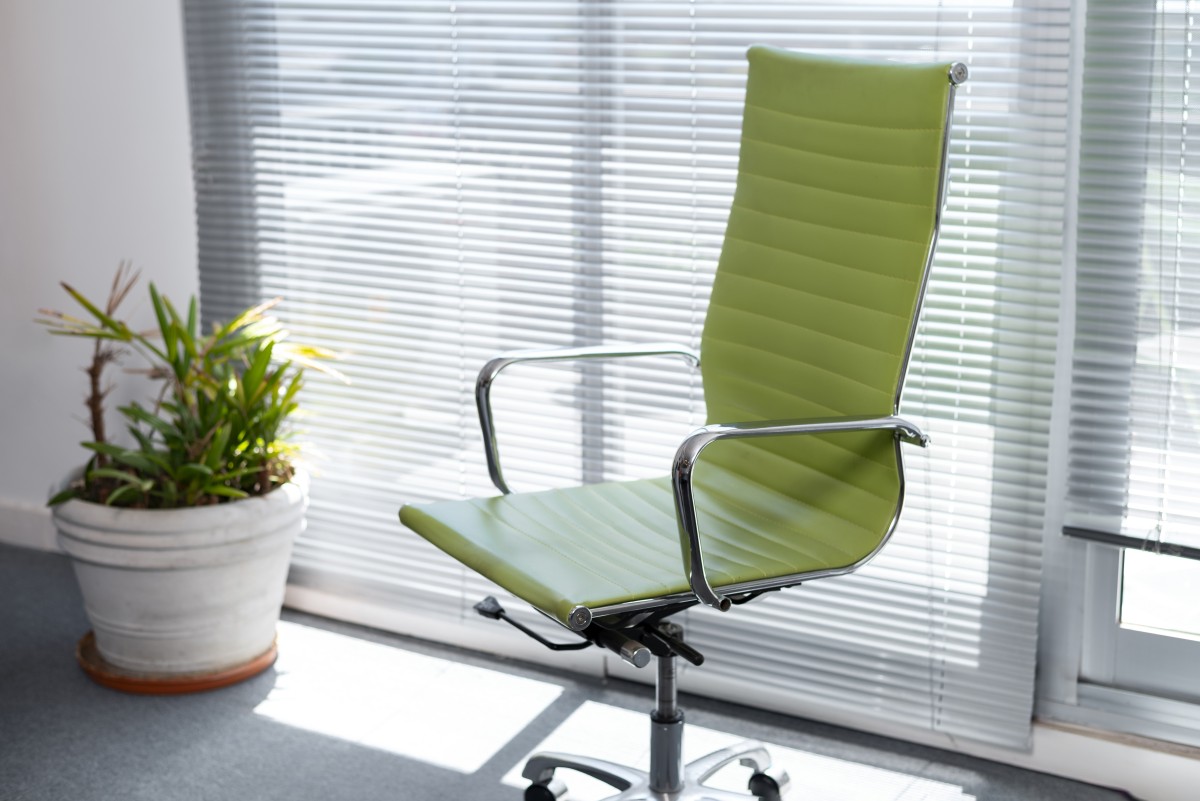 Cadeira de secretária ergonómica e bonita.