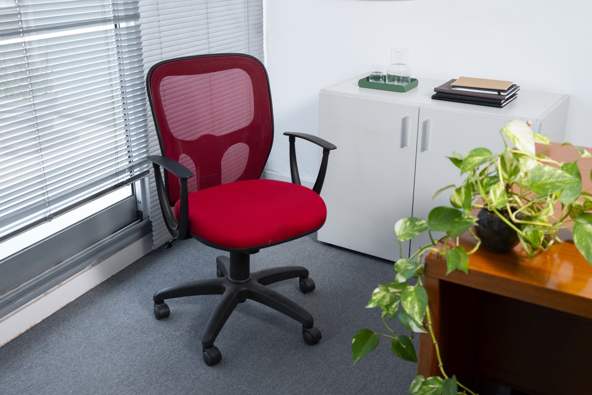 Cadeira de escritório ou estudo.