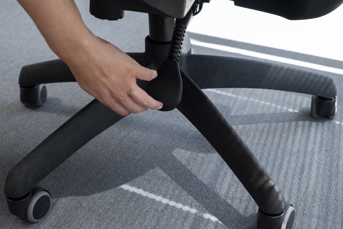 Cadeira de escritório com rodas.