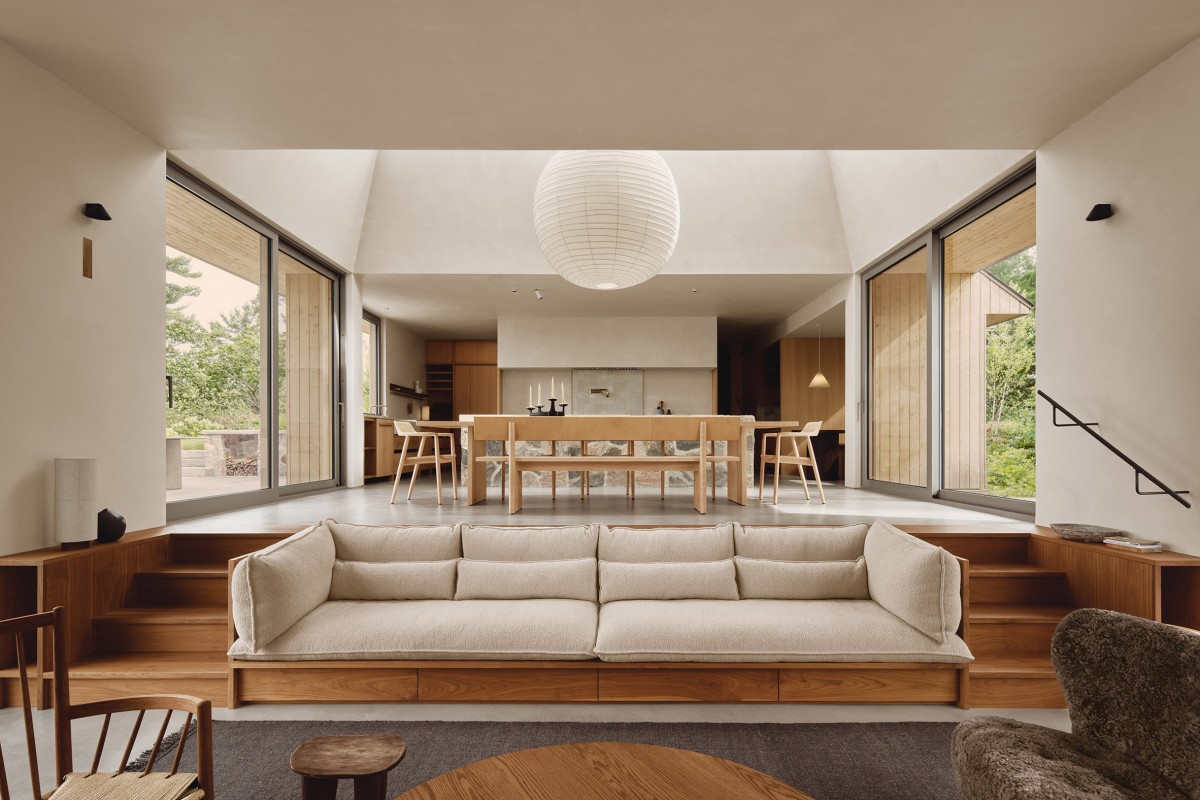 A sala principal tem iluminação natural dos dois lados.