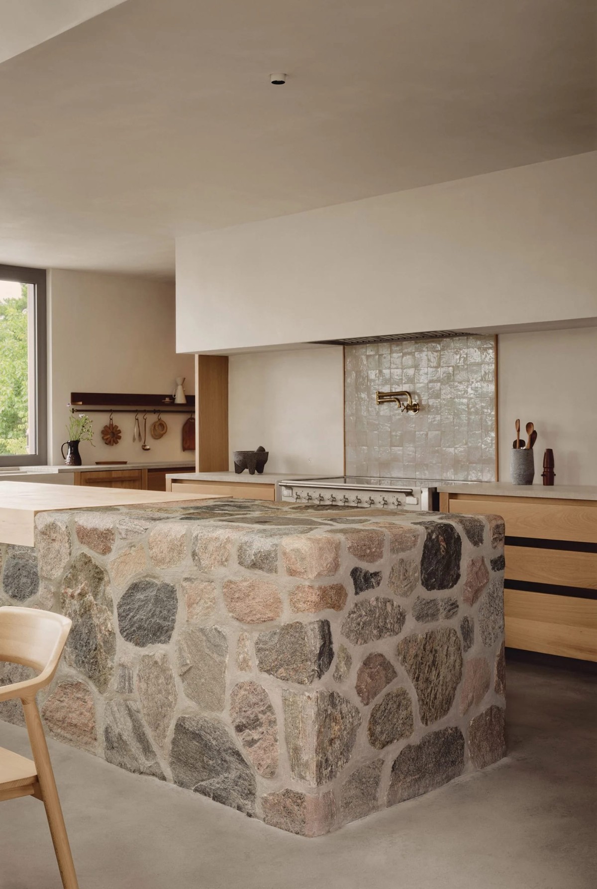 A cozinha não é apenas um local de trabalho, mas um ponto de encontro ritualizado.