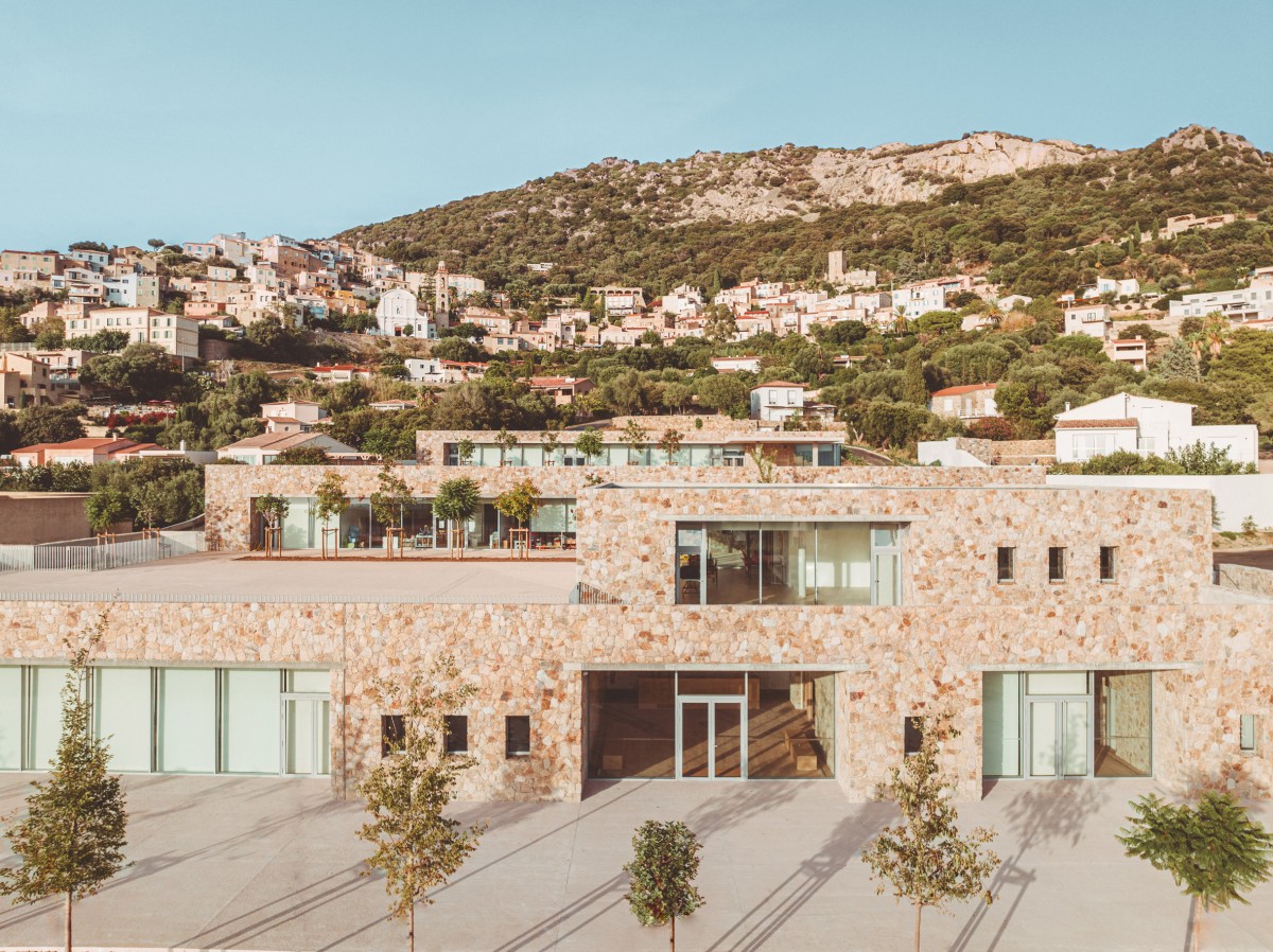 O movimento entre os diferentes níveis, onde o telhado de um edifício se transforma no recreio daquele que está acima.