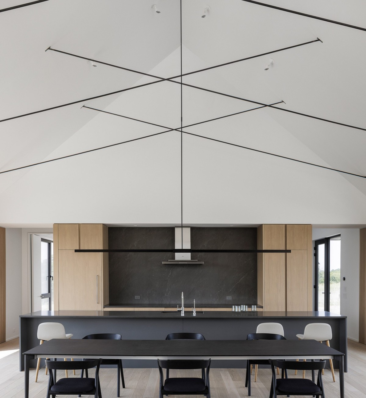 Cozinha em tons escuros.