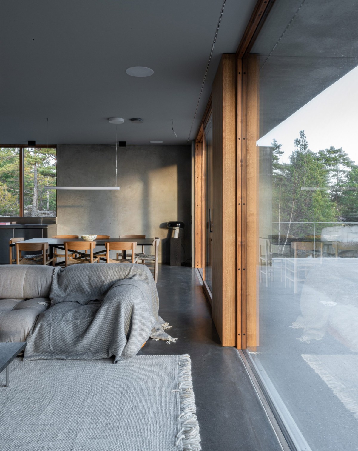 Para suavizar la crudeza del hormigón, el estudio incorporó elementos de madera de pino y roble teñido en las aberturas.