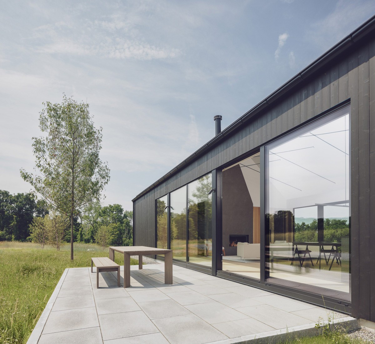 A casa está revestida em cedro vermelho carbonizado.