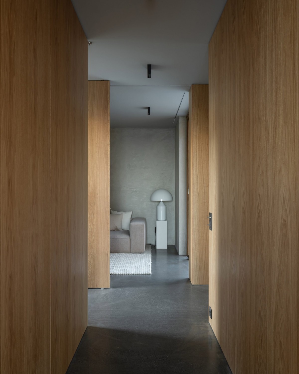 En las habitaciones, el hormigón da paso a paneles de madera que aportan una atmósfera más íntima y cálida.