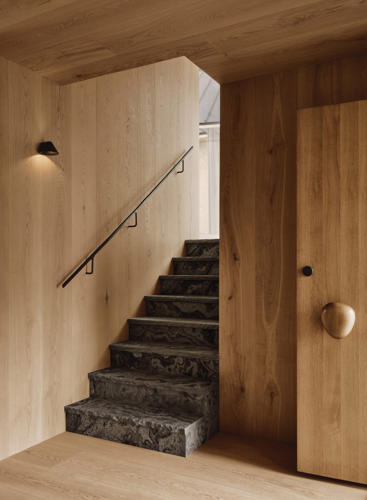 Los detalles artesanales abundan y se pueden encontrar en las barandillas de hierro forjado hasta en los apliques de pared hechos a medida.