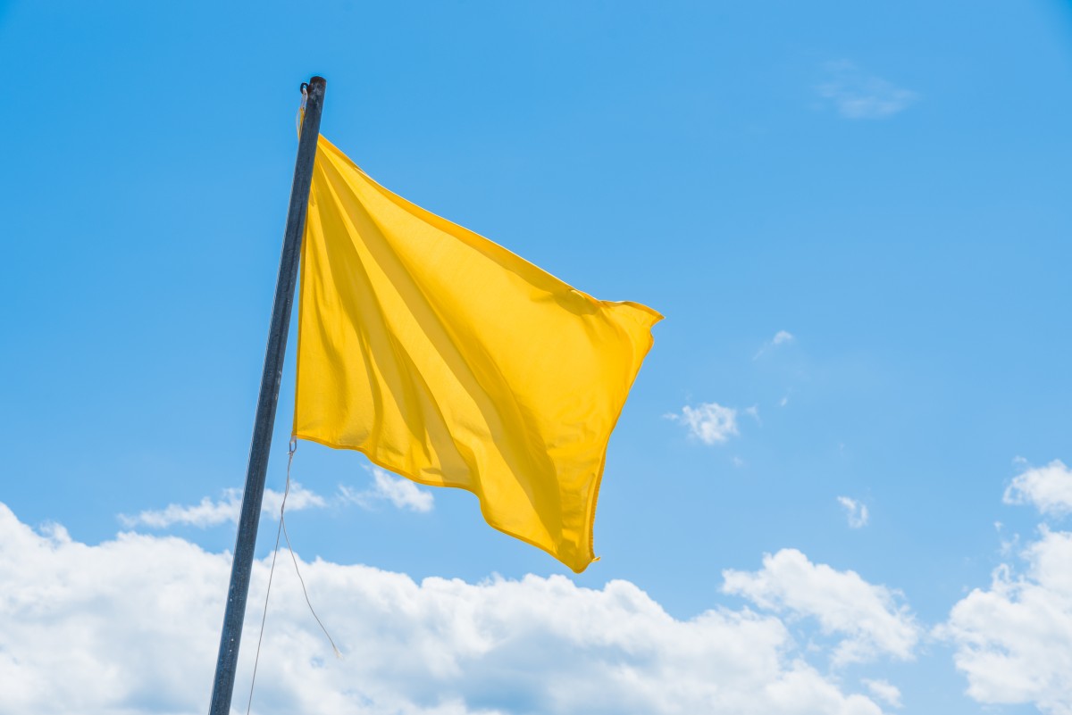 Bandeira amarela na praia