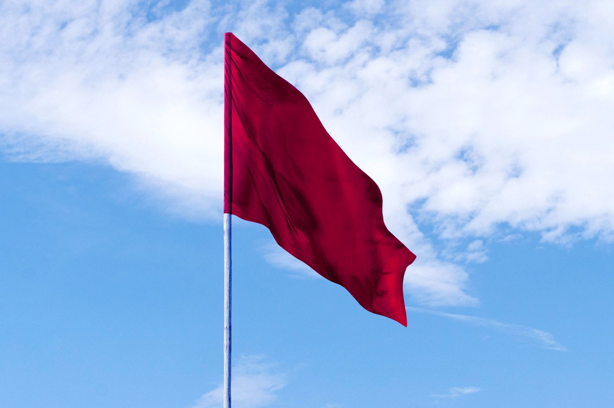 Bandeira vermelha na praia
