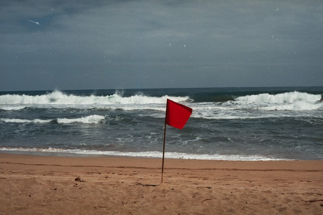 bandeira vermelha na praia