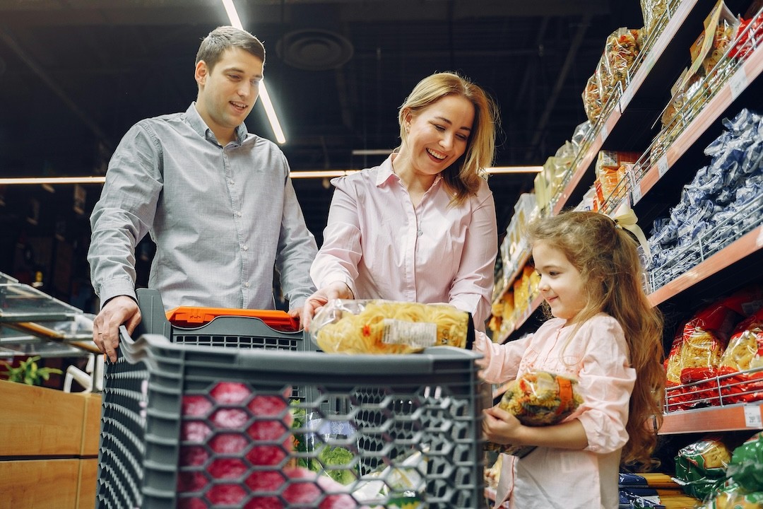 família em supermercado