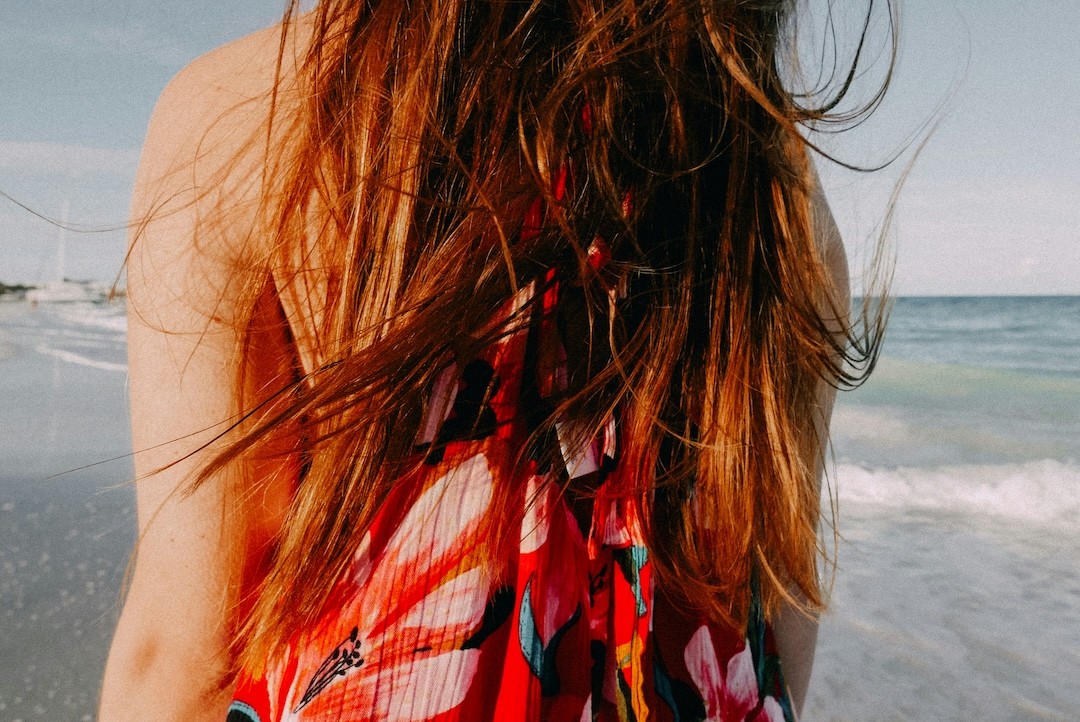 cabelo ruivo na praia