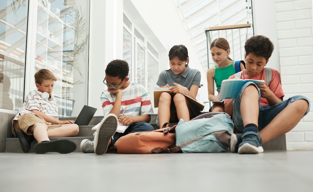miúdos no recreio a estudar