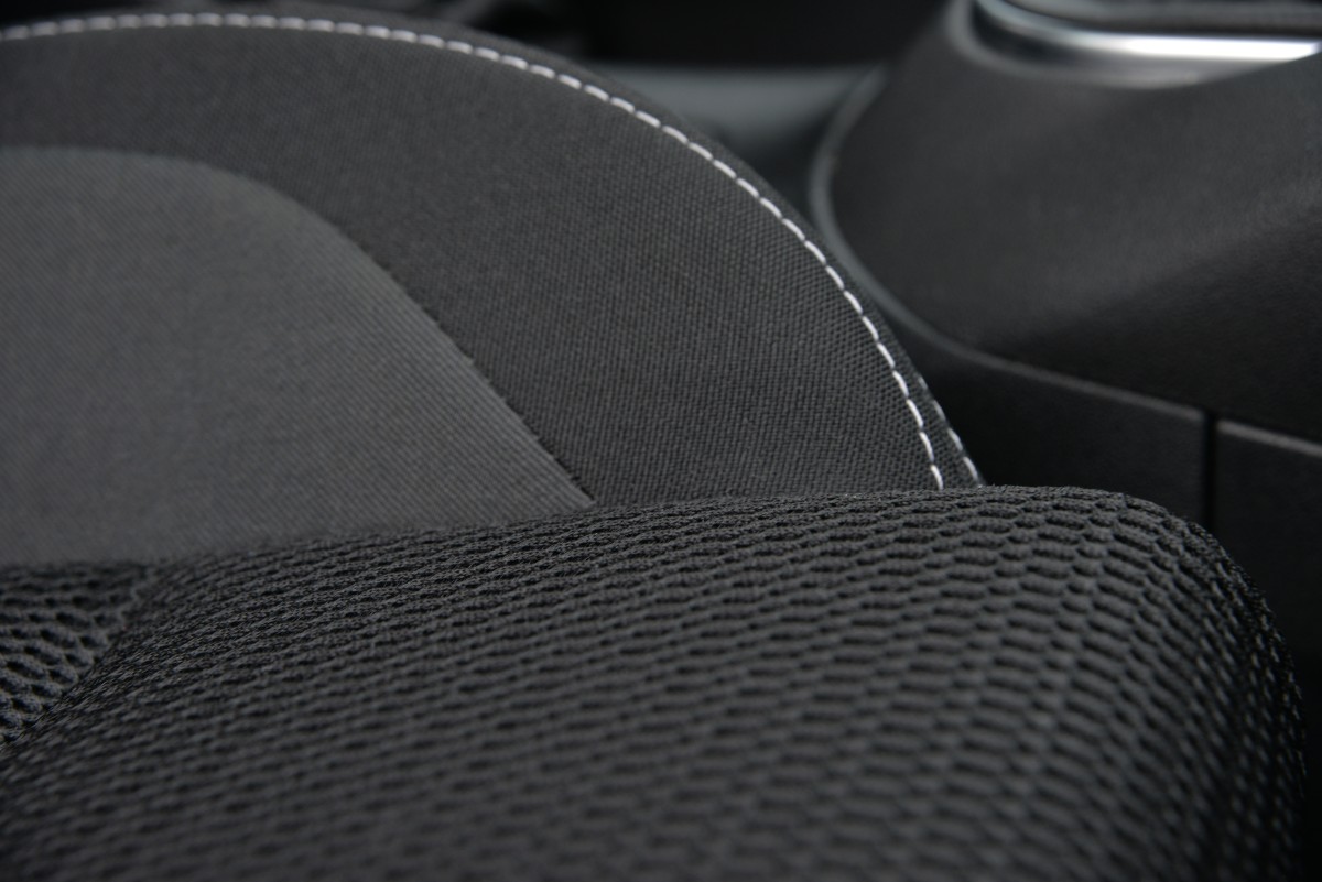 como remover manchas de bancos de carros