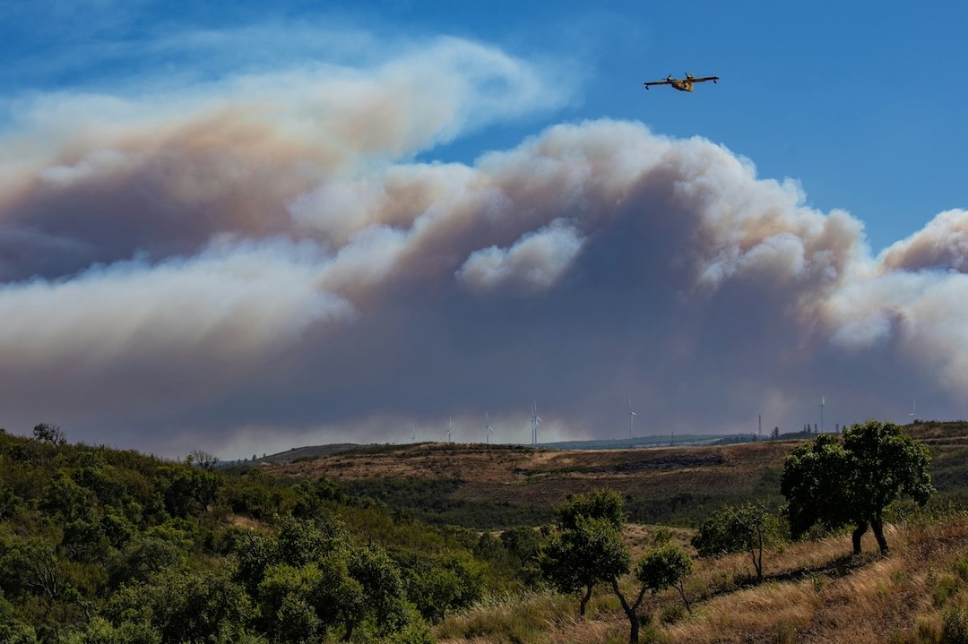 fumo provocado por um incêndio